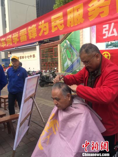 廣西柳州一工廠(chǎng)堅(jiān)持學(xué)雷鋒50余載 祖孫三代齊上陣，健康咨詢(xún)服務(wù)成佳話(huà)